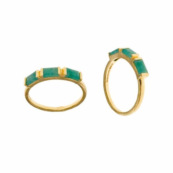 Sortija plata chapada con tres esmeralda verde berilo baguet