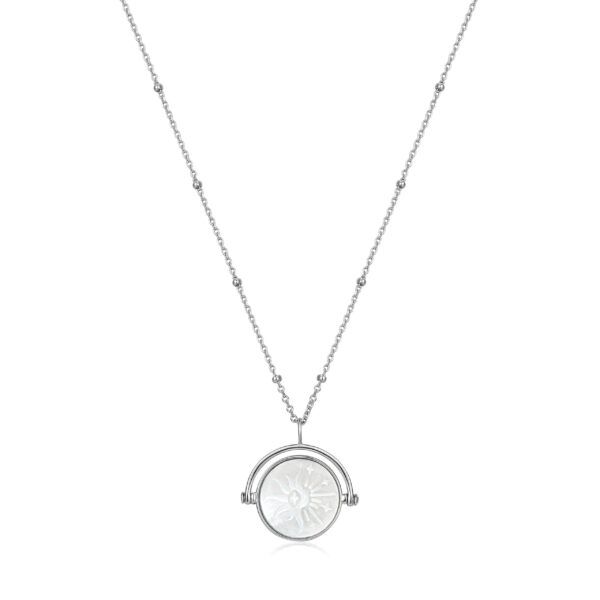 Collar de plata con emblema de rayo de sol