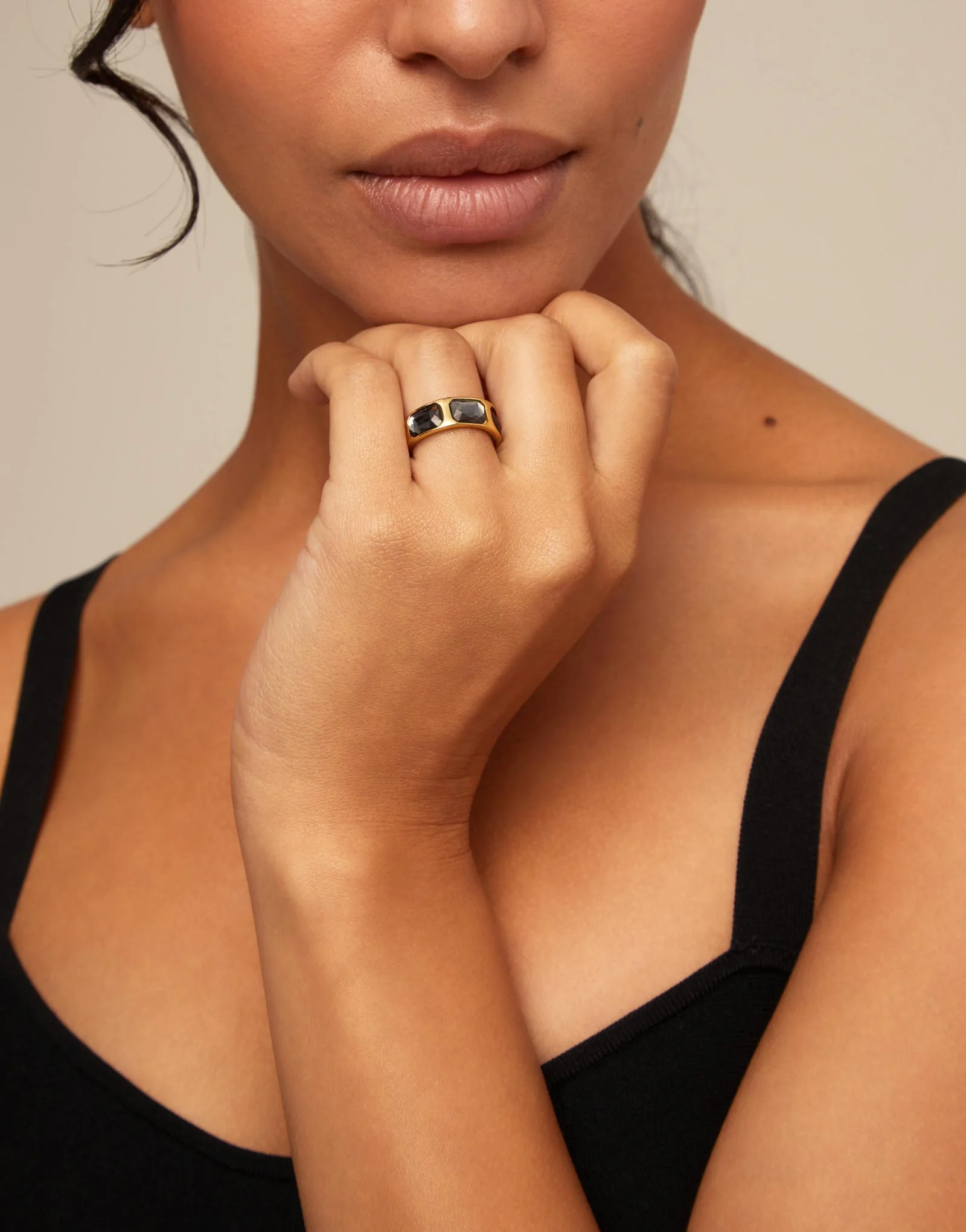 Anillo Dorado Con Piedras Negras - Imagen 3